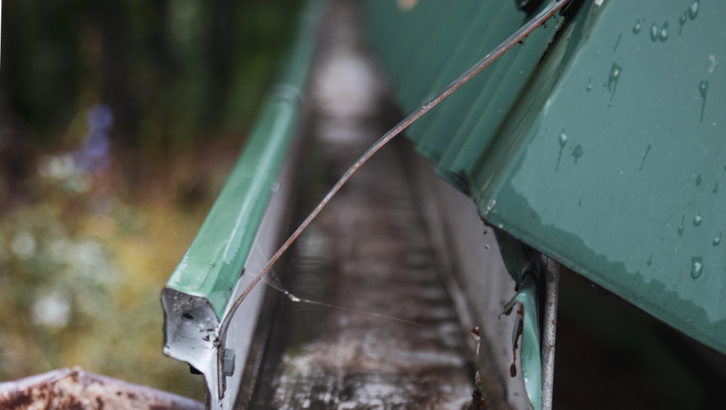 unsplash_Yr4n8O_3UPc gutter cleaning